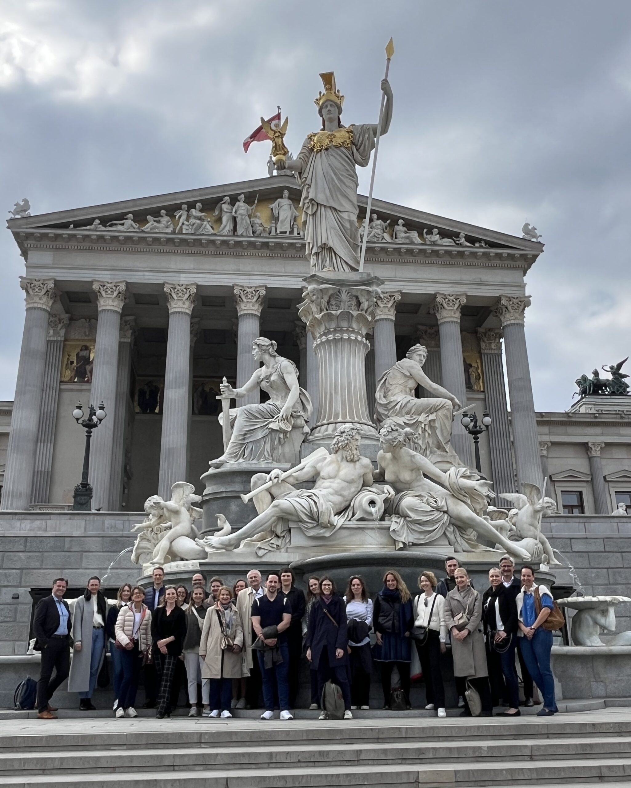 Mitglieder der Arbeitsgruppe vor dem Pallas Athene Brunnen (Parlament)